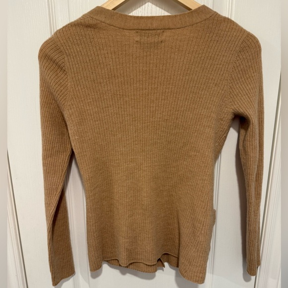 Brown sweater with gold bottons - Picture 4 of 4